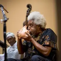 Harold Smith blows Conchshell