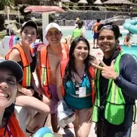 Grupo de jóvenes parte de nuestro staff felices en balneario