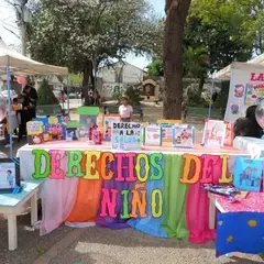 Foto de un stand decorado y con materiales de promoción de derechos de la niñez