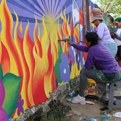 Mujeres pintando el mural
