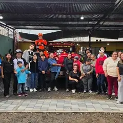 Grupo de voluntarios reunidos con el cuerpo de bomberos