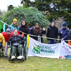 Grupo de chicos y chicas en una mateada inclusiva
