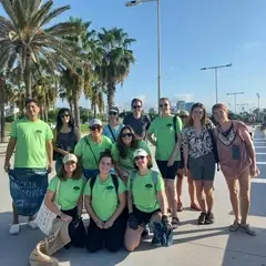 Personas posando antes de la recogida de playa