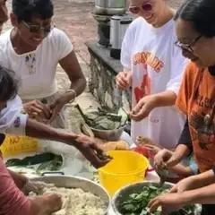 Personas preparando comida