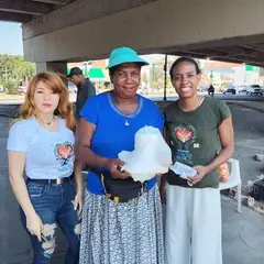Tres mujeres posan ante la cámara
