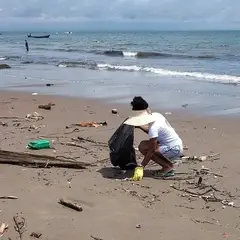 Mujer recogiendo basura en la playa