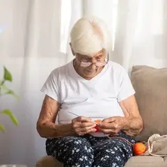 Abuela tejiendo escarpines