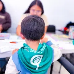 Un niño colorea como parte de las actividades de difusión de los derechos
