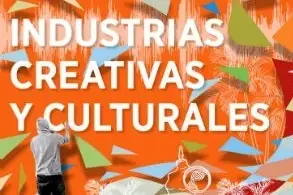 Una persona pintando un mural