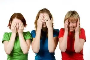 Foto de tres mujeres introvertidas y tímidas