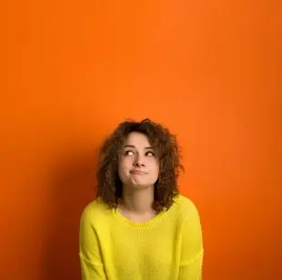 Una mujer con gesto dubitativo