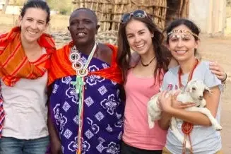 Voluntarias con personas locales