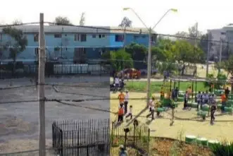 Una foto de un barrio con la gente jugando en un parque