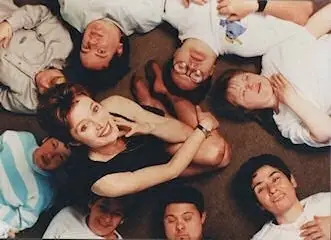 Victoria con alumnos