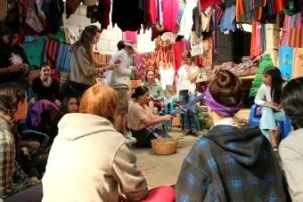 grupo de mujeres reunidas en espacio público