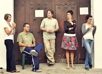 voluntarios frente a la fachada de una casa