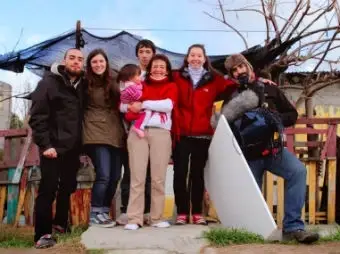 Valentina con gente de Ikusi y los protagonistas de uno de los rodajes