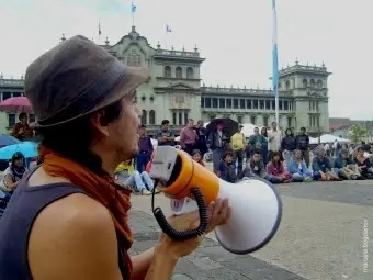 manifestantes en una plaza