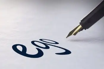 Una pluma escribiendo la palabra  "ego"