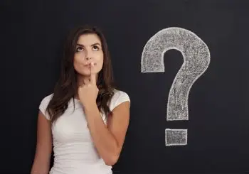 Imagen de una mujer con cara de cuestionamiento junto a un signo de interrogación