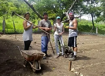 Melina y otros voluntarios en un día de trabajo en los cafetales de Ocotal