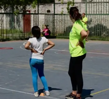 Laura con una de las niñas del voluntariado que lleva a cabo