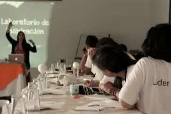 Una mujer dictando un taller para jóvenes