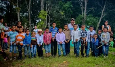 Varios niños posando