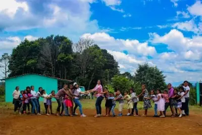 Actividades entre niños y voluntarios