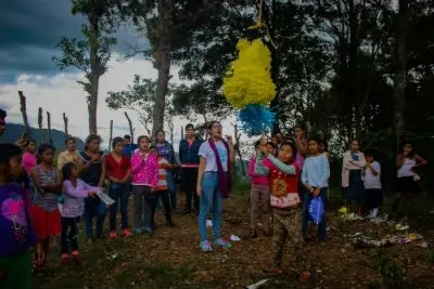 Niños rompiendo piñata