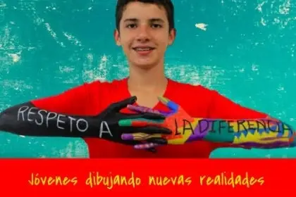 Joven con sus brazos pintados con la frase Respeto a la Diferencia