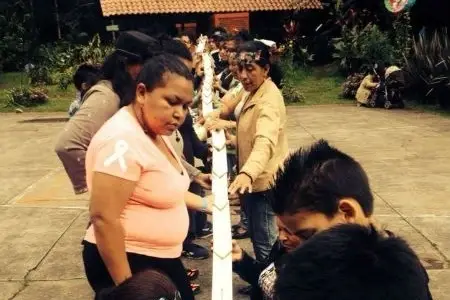 Personas participando en una actividad