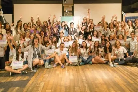 A group shot of Chicas en Tecnología.