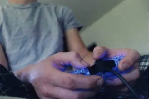 jóven jugando a videojuegos