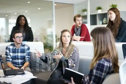 personas en una reunión de trabajo