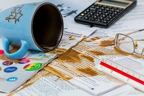Copa de café volcada sobre documentos