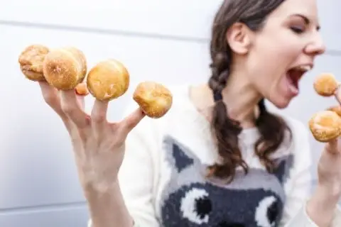 Mujer comiendo varios panes