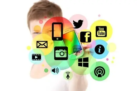 Un chico en el fondo y varios íconos de social media apps