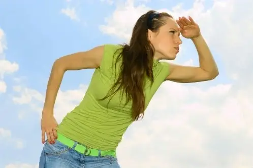 Mujer mirando al horizonte