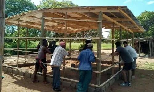 Construcción acabada con gente colaborando