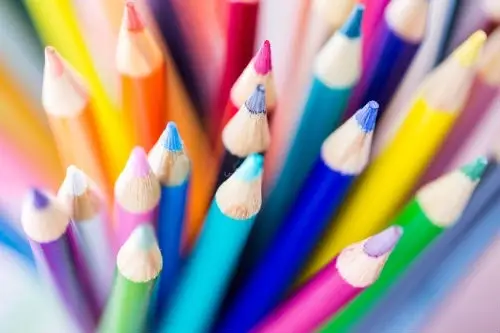 Varios lápices de colores
