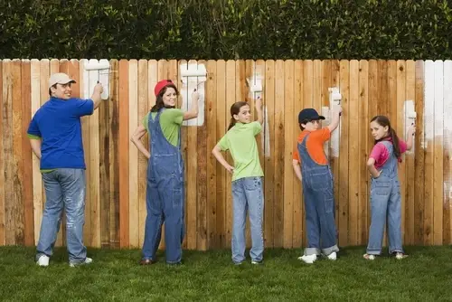familia pintando una pared