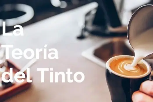 echando leche a una taza de café