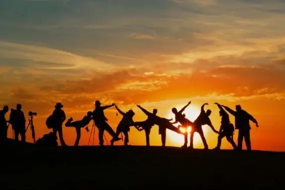 personas frente a una puesta de sol