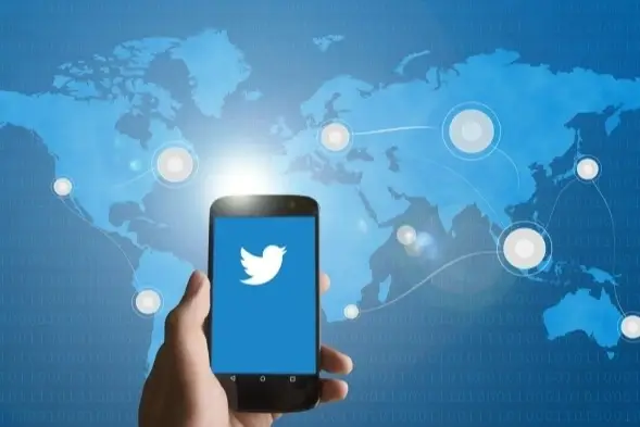 Un celular con el logo de Twitter