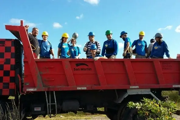 Grupo de personas subidas a un camión