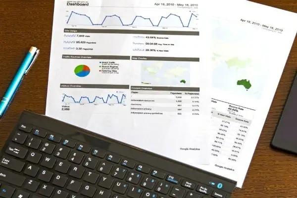 Computador con varios informes impresos