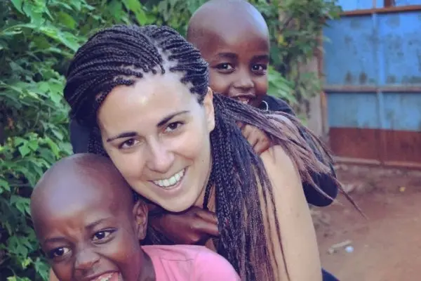Foto de Agustina jugando con dos niños