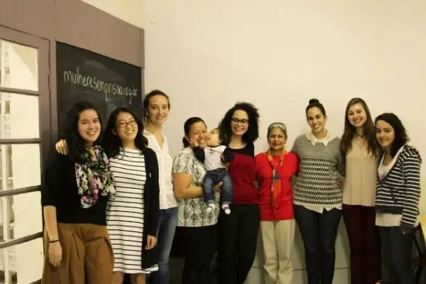 Varias mujeres posando para la foto, sonreídas