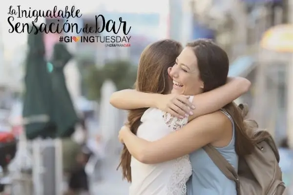 Dos chicas abrazándose contentas